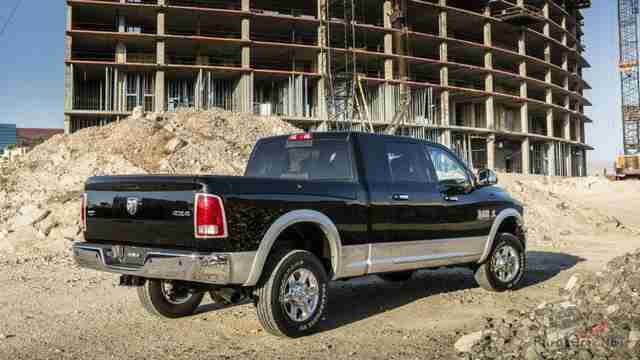 Чёрный Dodge Ram на строительной площадке