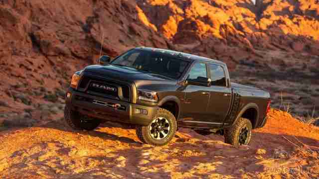 Чёрный Dodge Ram в горной местности