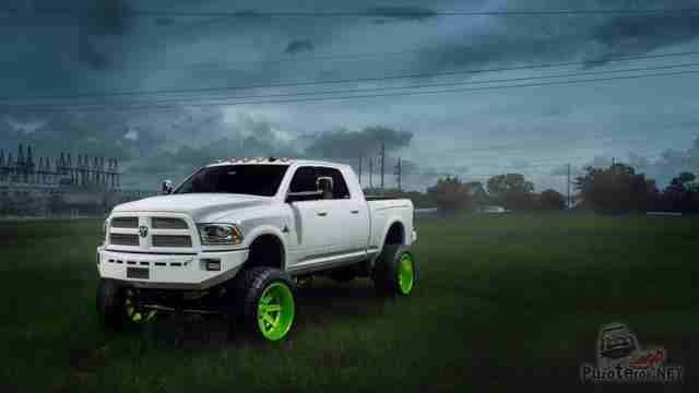 Dodge Ram с салатовыми дисками за городом