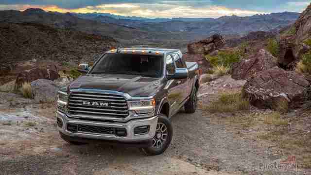Dodge Ram шоколадного цвета в горах