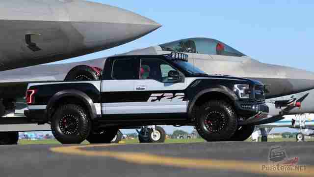 Ford Раптор рядом с истребителями