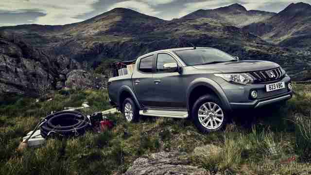 Гружёный Mitsubishi L200 с вещами на земле в горах