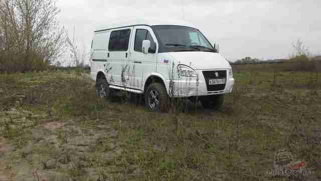 Грузопассажирский Соболь 4x4 за городом