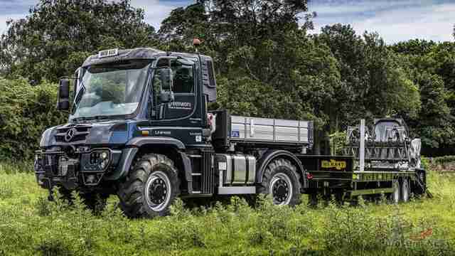 Грузовик Mercedes-Benz Unimog со спецтехникой в прицепе