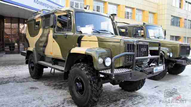 Грузовики ГАЗ возле офисного здания