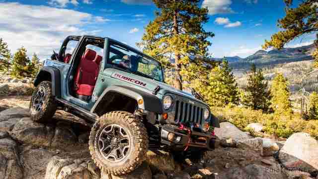Jeep Wrangler с открытым верхом и без дверей едет по скальнику