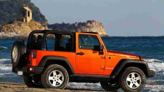 Jeep Wrangler с открытым верхом на берегу моря