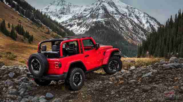 Jeep Wrangler с открытым верхом на фоне снежных гор