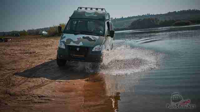 Камуфляжный Соболь 4x4 едет по берегу реки