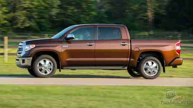 Коричневая Toyota Tundra в движении сбоку