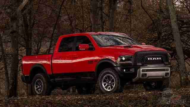 Красный Dodge Ram 1500 в лесу