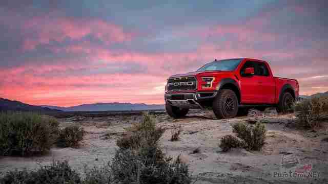 Красный автомобиль с шинами all-terrain в саванне