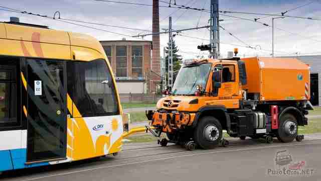 Локомобиль Mercedes-Benz Unimog произвёл сцепку с трамваем