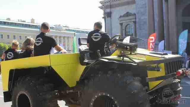 Люди на болотоходе БТХ в городе