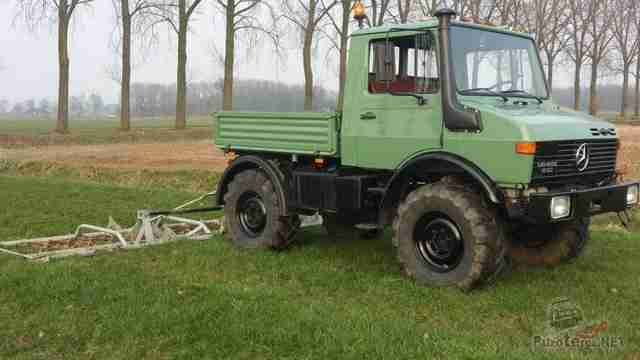 Mercedes-Benz Unimog подстригает газон