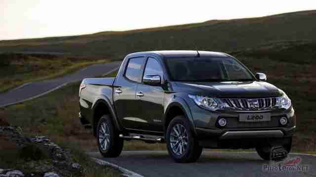 Mitsubishi L200 едет по асфальтированной дороге