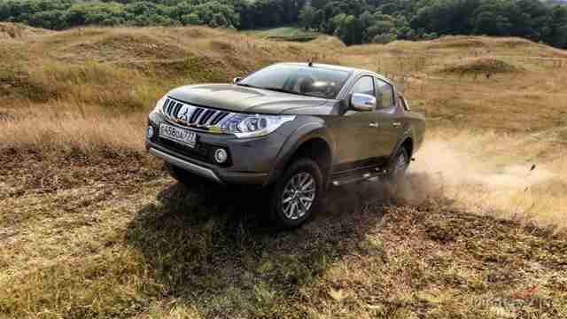 Mitsubishi L200 едет по холмам
