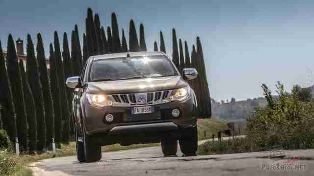 Mitsubishi L200 мчится по шоссе