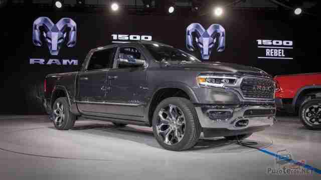 Новый Dodge Ram в выставочном павильоне