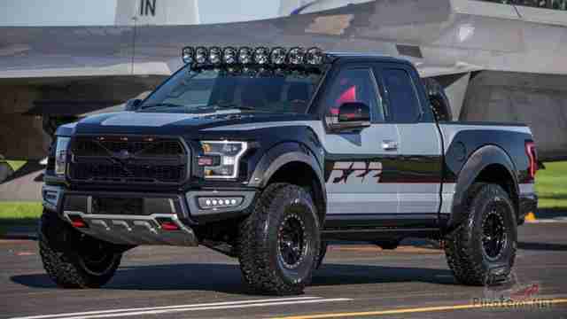 Оборудованный для бездорожья Ford Раптор на аэродроме
