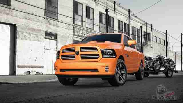Оранжевый Dodge Ram везёт на прицепе мотоциклы