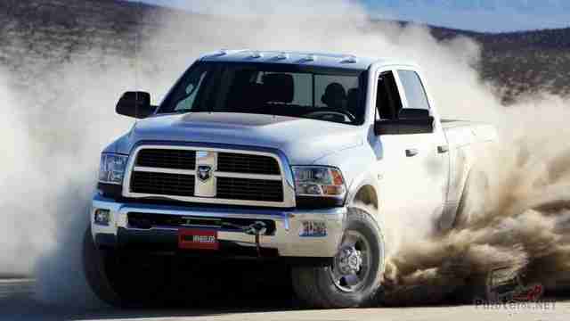 Пикап Dodge Ram поднял облако пыли при повороте