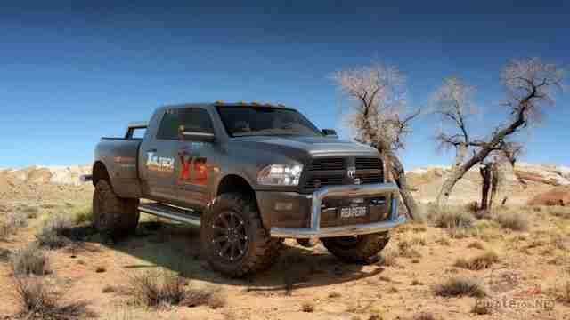 Подготовленный Dodge Ram с кенгурятником в саванне