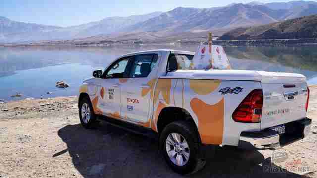 Разрисованная Toyota Hilux на берегу реки в солнечную погоду Разрисованная Toyota Hilux на берегу реки в солнечную погоду