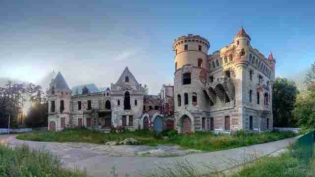 Замок в Муромцево (12 фото)
