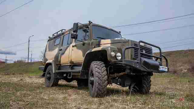 Российский автомобиль широкого назначения на природе