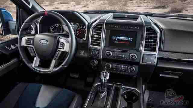 Салон пикапа Ford Раптор в тёмных цветах
