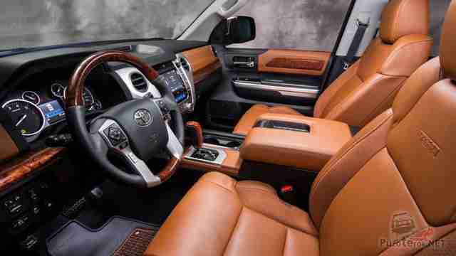 Салон пикапа Toyota Tundra сбоку