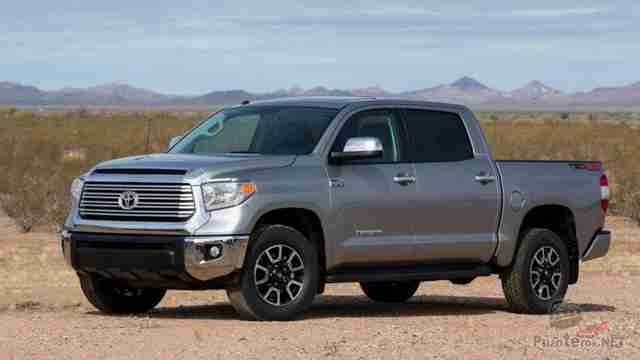 Серая Toyota Tundra на песчаной местности