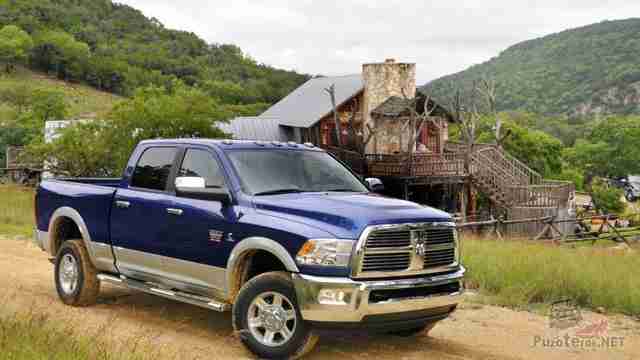 Синий Dodge Ram на сельской дороге у дома