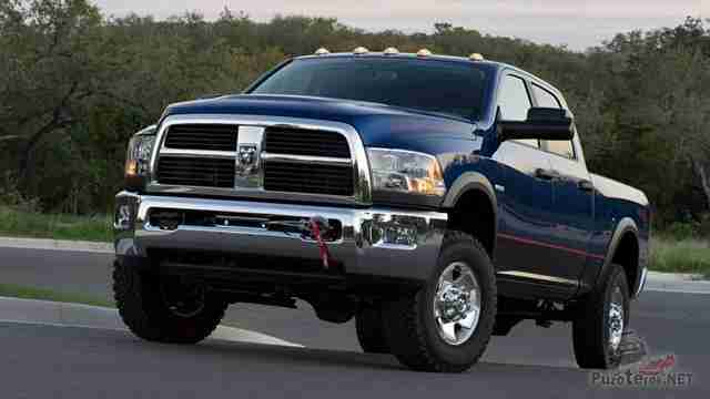 Синий Dodge Ram оборудован лебёдкой