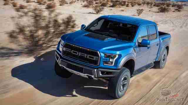 Синий Ford Раптор в движении в саванне