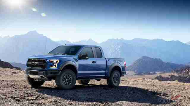 Синий Ford Раптор в горной местности