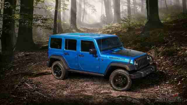 Синий Jeep Wrangler в лесу на бездорожье