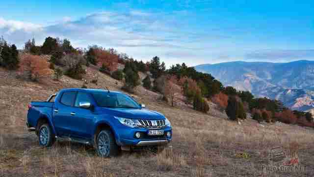 Синий Mitsubishi L200 на природе