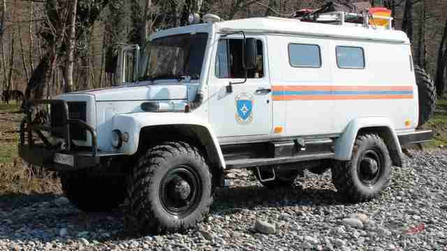 Служебный автомобиль МЧС грузового типа на гравийке