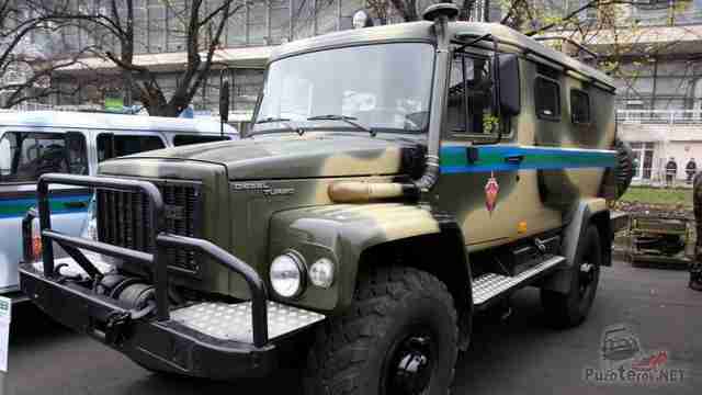 Служебный автомобиль Вепрь на стоянке