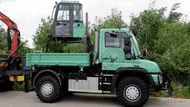 Спецтехника Mercedes-Benz Unimog на фоне деревьев