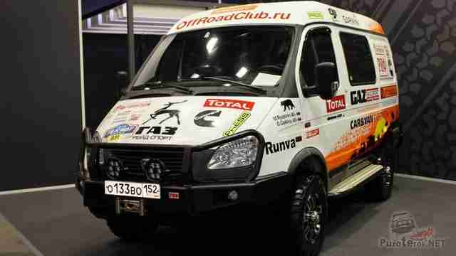 Спортивный грузовой автомобиль в выставочном павильоне