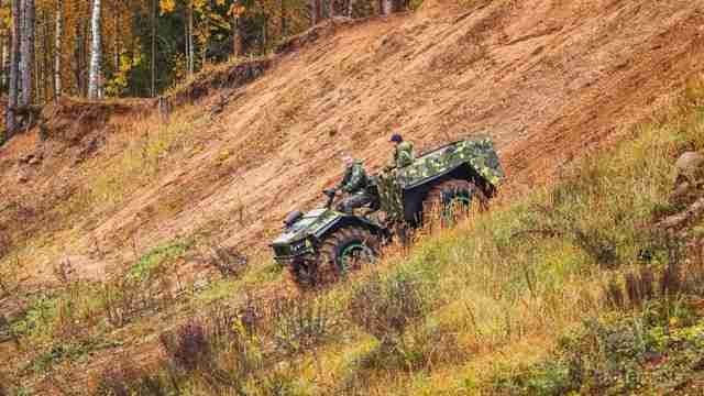 Спуск снегоболотохода БТХ со склона