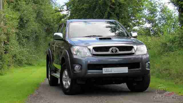 Toyota Hilux на фоне лиственного леса Toyota Hilux на фоне лиственного леса