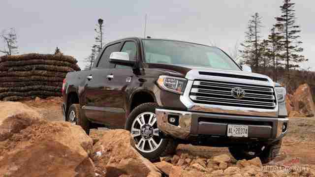 Toyota Tundra на камнях