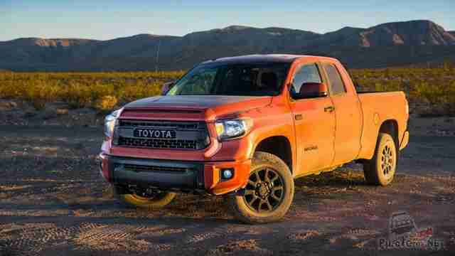 Toyota Tundra на песке на закате