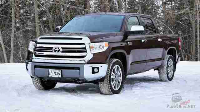 Toyota Tundra шоколадного цвета на снегу