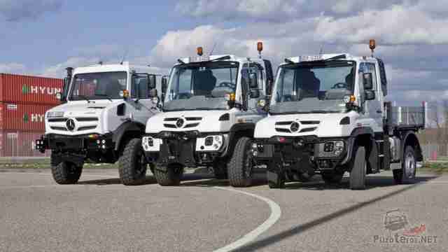 Три грузовика Mercedes-Benz Unimog стоят в ряд
