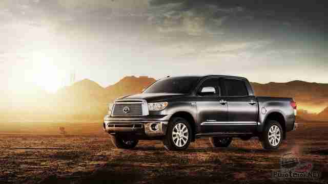 Тяжеловесный автомобиль Dodge Ram в пустынной местности